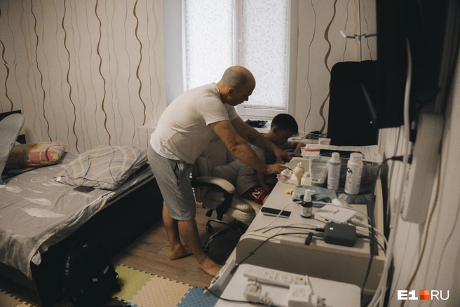 В семье есть разделение обязанностей. Например, папа помогает детям с уроками математики | Источник: Кирилл Кушнов / E1.RU