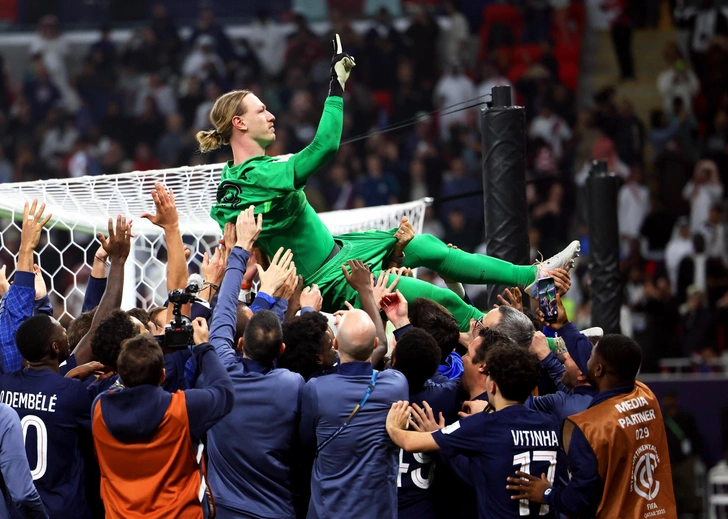 Матвей Сафонов из «Пари Сен-Жермен» празднует победу вместе со своими товарищами по команде после того, как они выиграли серию пенальти во время финального матча Межконтинентального кубка FIFA 2025 между «Пари Сен-Жермен» и «Фламенго» на стадионе Ахмада Бин Али 17 декабря 2025 года в Дохе, Катар | Источник: Mohamed Farag - FIFA/Getty Images