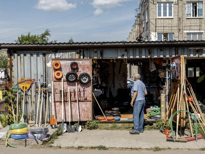 Магазин садовых товаров напоминает старый гараж, продавцы готовы проконсультировать по ассортименту. | Источник: Александр Куренной / 76.RU