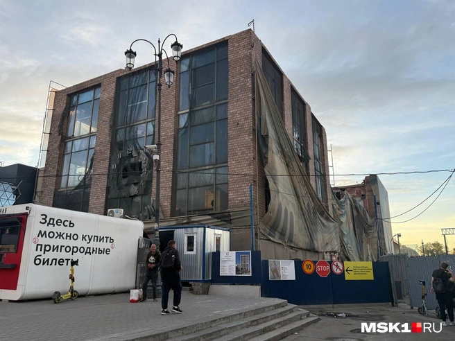 Здание Московского железнодорожного агентства уже сносят | Источник: Артем Устюжанин / MSK1.RU