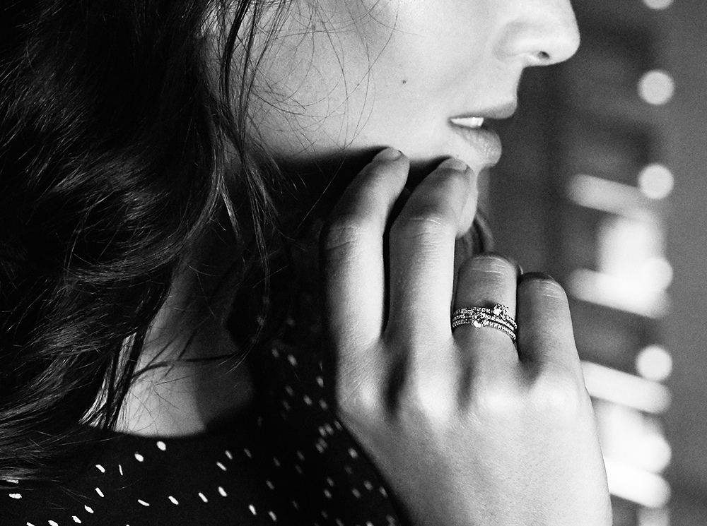 На модели: кольца Etincelle de Cartier, белое золото, бриллианты, всё - Cartier | marieclaire.ru