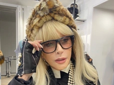 Total black и жемчуга: Алла Пугачева и ее новый «лук» в стиле элегантной классики