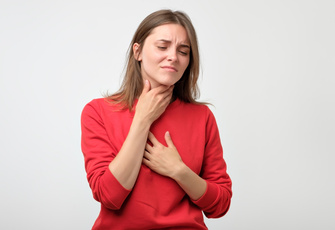 Кардиолог Кореневич назвала болезни, симптомом которых может быть ком в горле