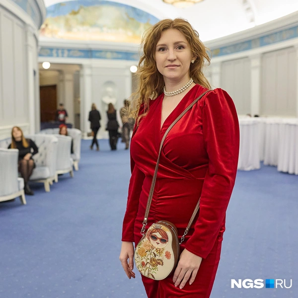 На русский балет Мария надела яркое платье и русский же аксессуар: сумочку-матрешку | Источник: Александр Ощепков / NGS.RU