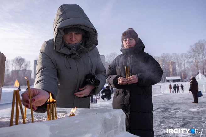 Тут же можно было купить и поставить свечку | Источник: Арсений Чекмарев / «ИрСити»