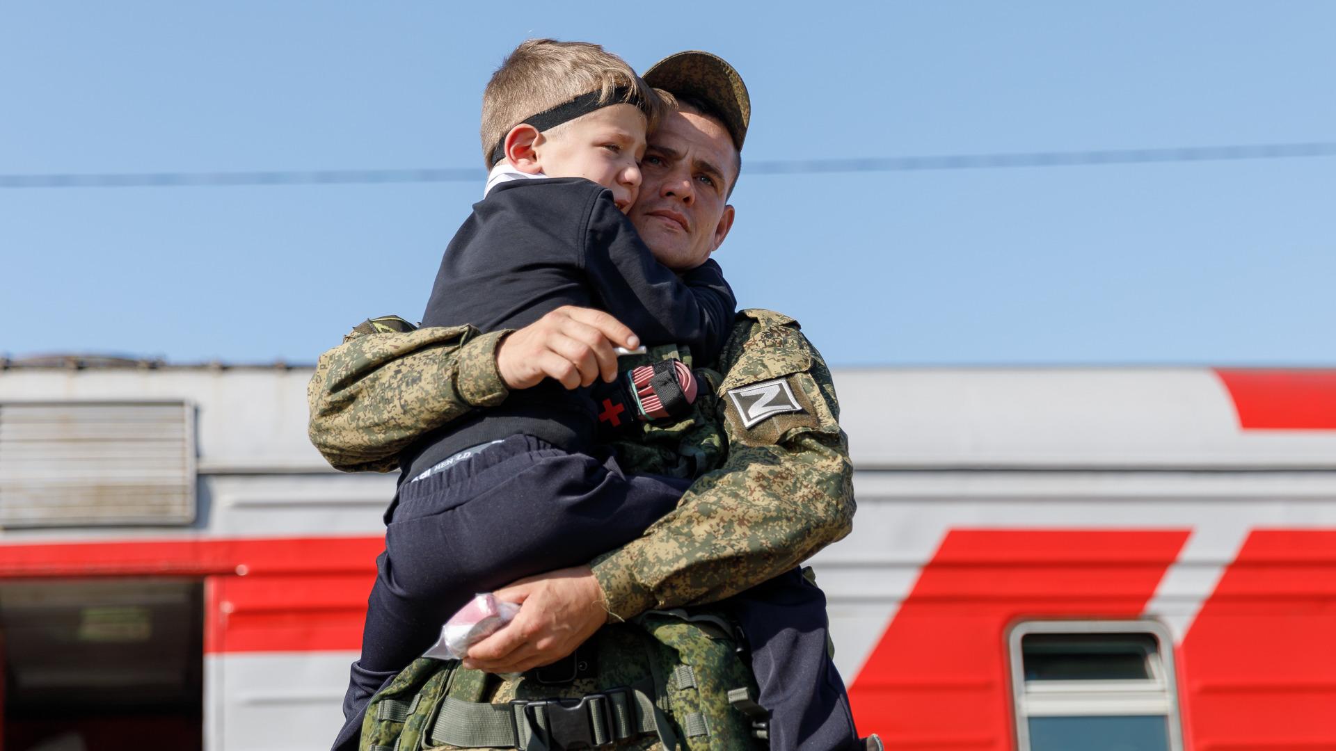 Мать и возвращаются домой. Военный с ребенком. Российский солдат с ребенком. Военные и дети Россия. Военные съемки с Украины.