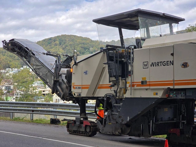 В рамках проекта запланировано устранение просадок дорожного полотна, замена верхнего слоя покрытия, обустройство водоотводных лотков | Источник: Департамент транспорта и дорожного хозяйства Сочи / telegram
