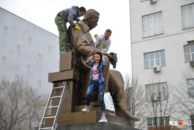 Каждый год студенты в День радио моют памятник основателю этого устройства | Источник: Артем Устюжанин / E1.RU