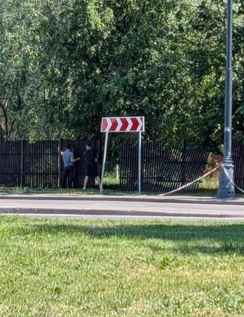 Такой забор появился на месте демонтированного | Источник: "ЮВАО ОНЛАЙН МОСКВА" / T.me