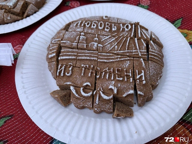 Один из тюменских пряников. Какая тут начинка&nbsp;— вам предстоит узнать самостоятельно | Источник: Полина Перепелица / 72.RU