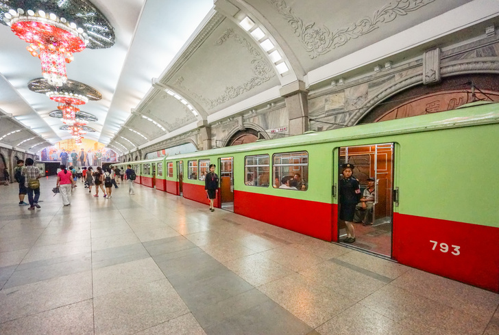 В тоннеле московского метро диггеры устроили секс-акцию