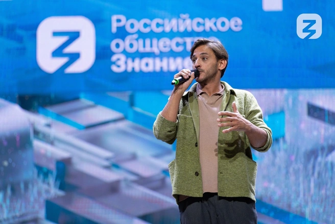 Помимо шоу актер участвует и в образовательных проектах, где уделяет большое внимание литературе | Источник: Михаил Башкатов / Vk.com
