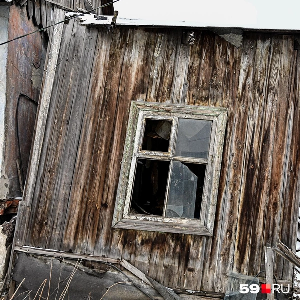 Здание выглядит обветшавшим, окно в нем разбито | Источник: Василина Любимова / 59.RU