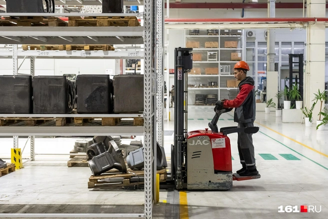 Каска необходима для некоторых типов работ или при нахождении в некоторых помещениях | Источник: Евгений Вдовин / 161.RU