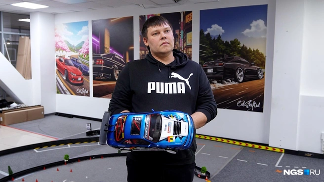 У Александра Килина одна из самых дорогих в Новосибирске моделей: он вложил в нее почти 300 тысяч рублей | Источник: Антон Дигаев / NGS.RU