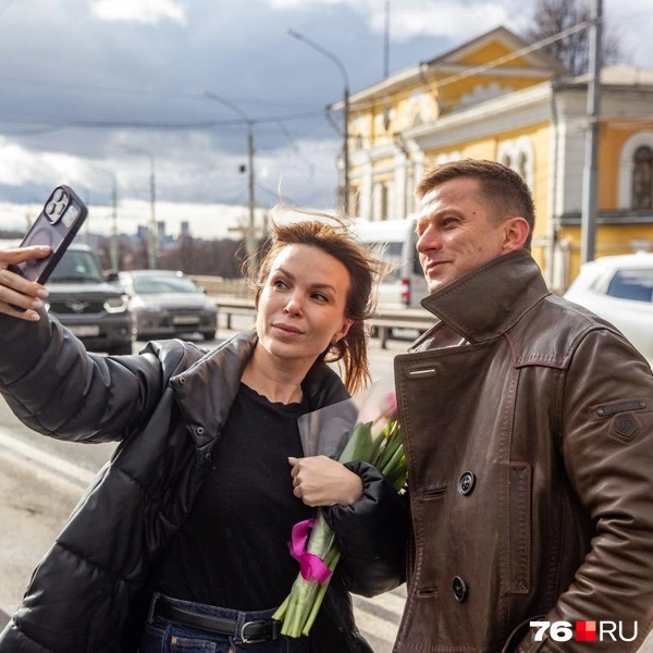 Кто-то не упускал возможности сфотографироваться со звездой | Источник: Кирилл Поверинов / 76.RU