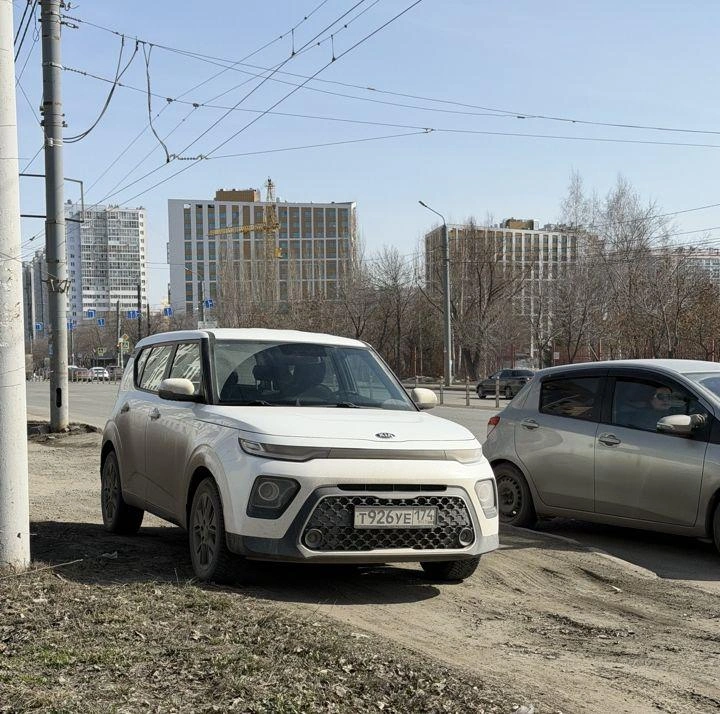 Гордый Kia Soul на Братьев Кашириных, 102в. Автор снимка пишет, что рядом был свободный парковочный карман | Источник: читатель 74.RU