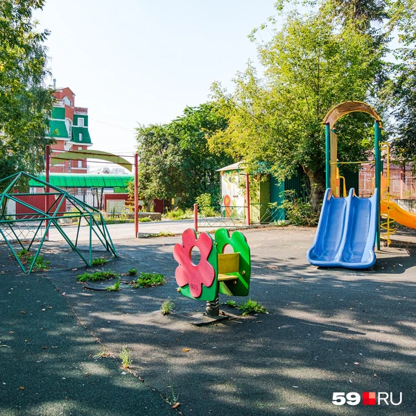 На детской площадке не слышно визгов и смеха | Источник: Тимофей Калмаков / 59.RU