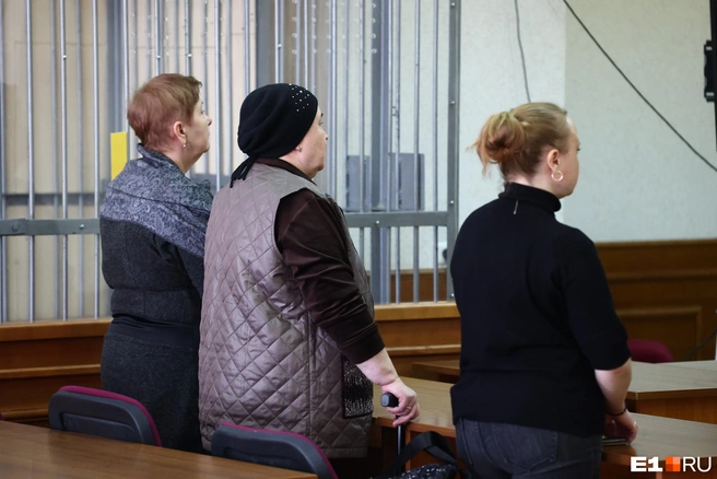 Мама Ольги плакала около зала суда. Приговор родственники убитых слушали молча | Источник: Владислав Лоншаков / E1.RU