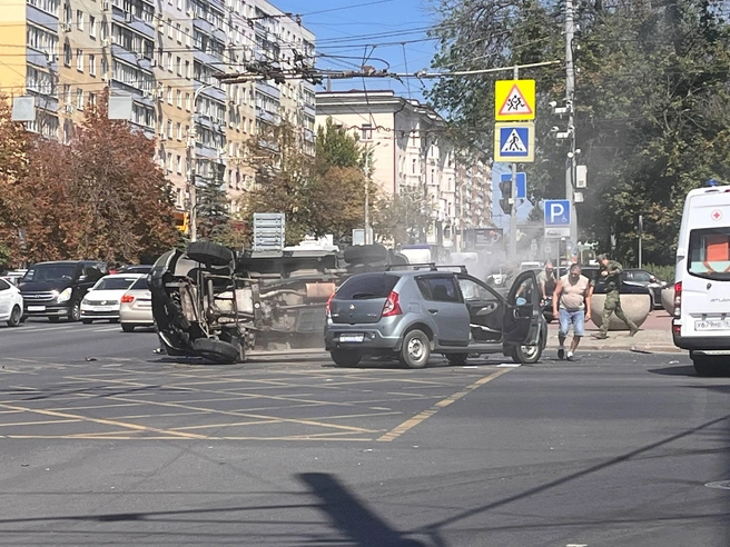 Люди подбежали к перевернувшемуся автомобилю, но их оттащили — вероятно, опасались возгорания | Источник: Ксения Могильницкая / 161.RU