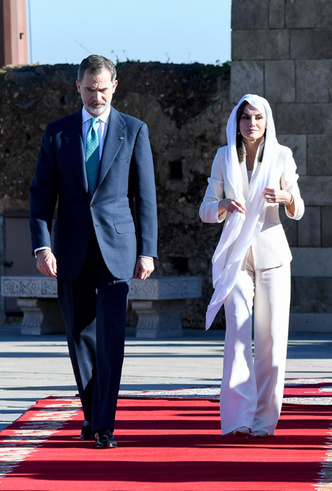 Герцогиня Сассекская или королева Летиция: чей гардероб в туре по Марокко оказался удачнее
