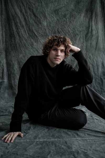 Денис окончил Театральный институт имени Бориса Щукина и ГИТИС