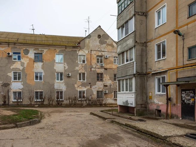 Старые городские дома, хранящие свою историю. | Источник: Константин Завриков / V1.RU