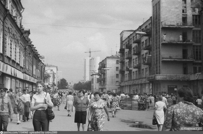 Но, судя по архивным фотом, пешеходы тоже «захватывали» улицу | Источник: Григорий Павлов / Pastvu.com