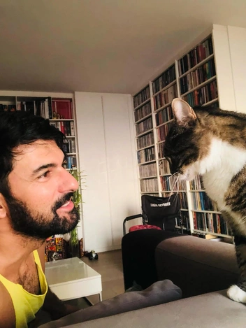 Актер обожает своего питомца | Источник: enginakyurek / Instagram (экстремистская организация, деятельность запрещена на территории РФ)