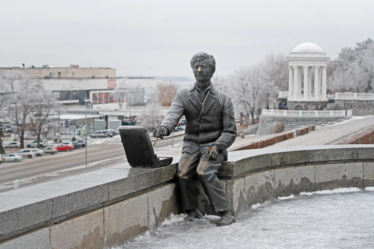 Памятник известному волгоградскому художнику середины XX века Виктору Лосеву на Центральной набережной Волгограда, зима | Источник: Oleinik Iuliia/Shutterstock/Fotodom.ru