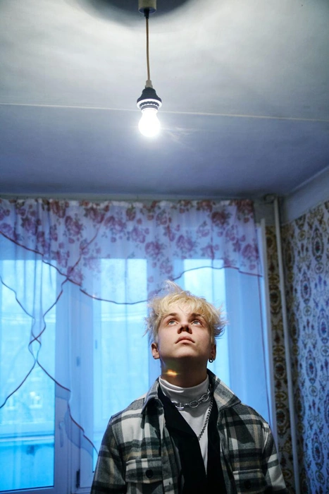 Ваня Дмитриенко смотрит на свою пока еще маленькую Венеру | Источник: Ваня Дмитриенко / T.me