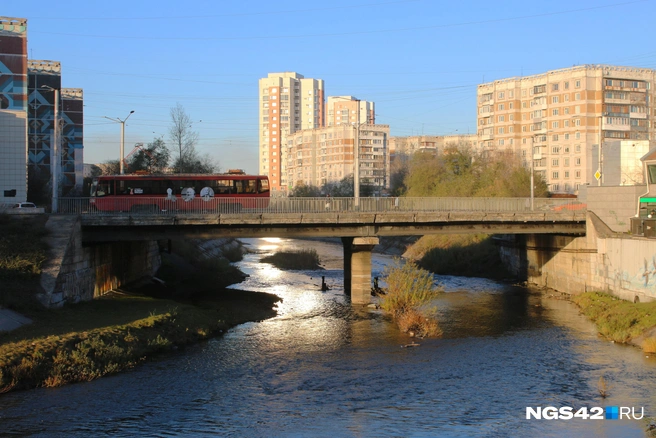 Следующая переправа вновь ведет по улице Орджоникидзе. За ней находится джаз-клуб «Геликон» | Источник: Игорь Епифанцев / NGS42.RU
