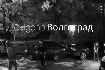 Вандалы лопатой разбили ведро с краской на севере Волгограда