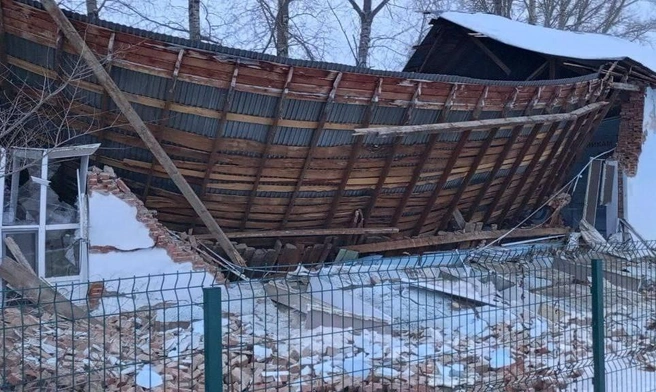 В здании в момент обрушения никого не было | Источник: «Типичная Колывань» / Vk.com