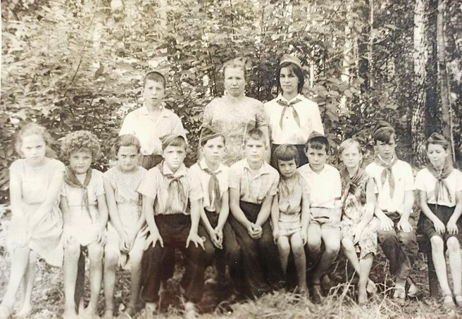 На память сибирячке осталась фотография отряда, но без неё самой | Источник: Предоставила Ирина Колотвина (Васлянина)