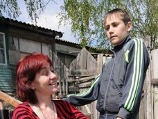 Нашел любовь, но боится будущего: как живет Игорь, который с 11 лет носит маму без ног и зрения на руках