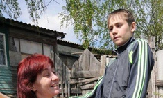 Нашел любовь, но боится будущего: как живет Игорь, который с 11 лет носит маму без ног и зрения на руках
