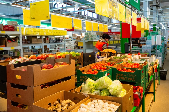 Покупатели выбирают продукты из ассортимента собственных торговых марок сети | Источник: ПОБЕДА