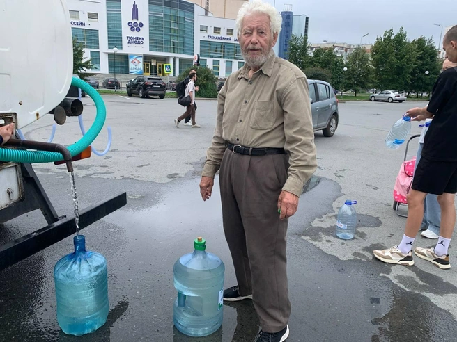 Мужчина набирает воду только для бытовых целей | Источник: Юлия Николаева / 72.RU