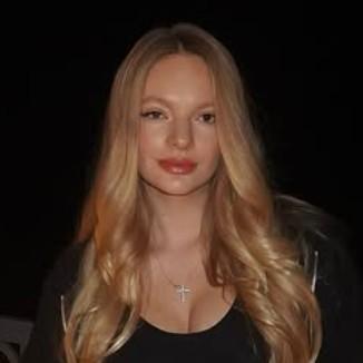 Роскошный букет роз, поцелуи мужа и эффектное платье: Лиза Пескова отметила 28-летие с самыми близкими