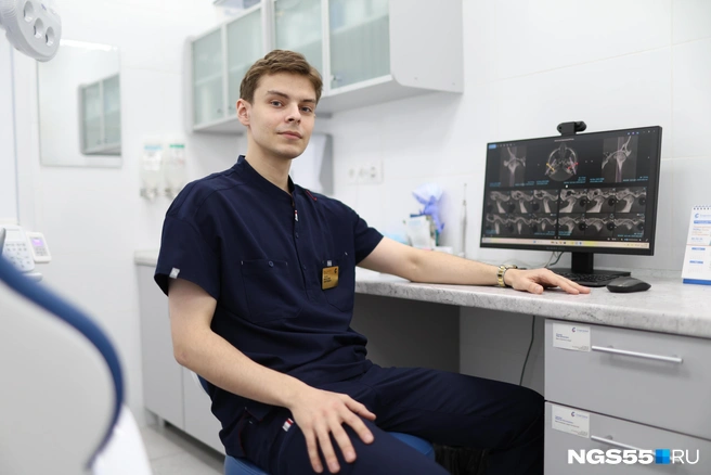 Часть работы стоматолога происходит за компьютером  | Источник: Евгений Софийчук / NGS55.RU