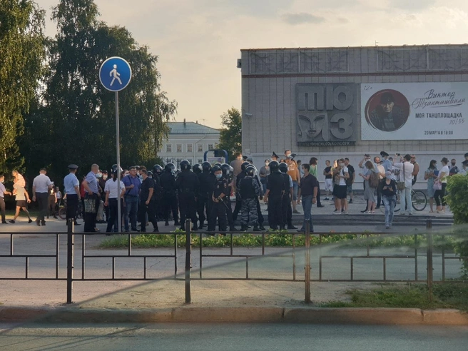 Полиция вызвала подкрепление в виде ОМОНа | Источник: Алексей Бочкарёв