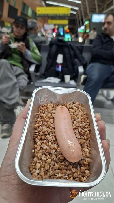 Питание, предоставленное пассажирам Nordwind. Как говорят, оно было горячим, но вкус оставлял желать лучшего. | Источник: читатель «Фонтанки»