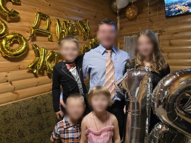 Фото семьи с одного из дней рождения | Источник: соцсети мужчины