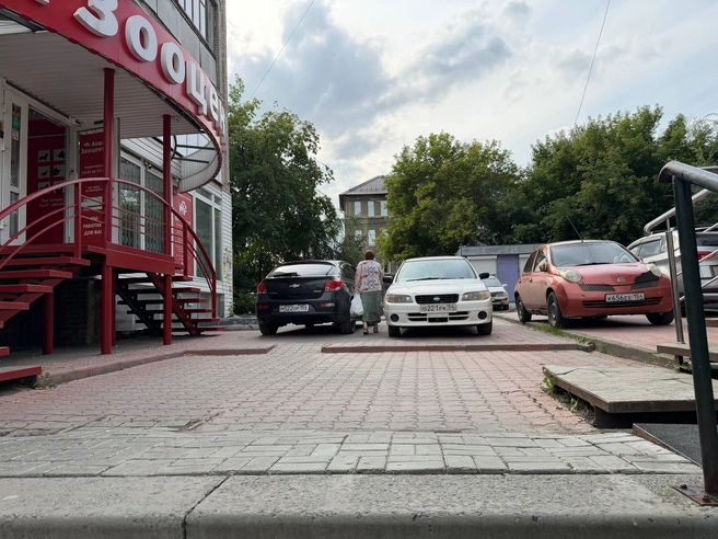 Автомобили захватили зоны, где гуляют прохожие  | Источник: читательница НГС 
