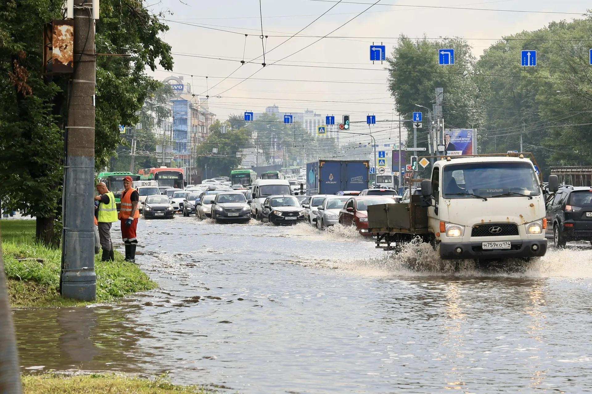 Проспект Ленина затопило после мощного ливня