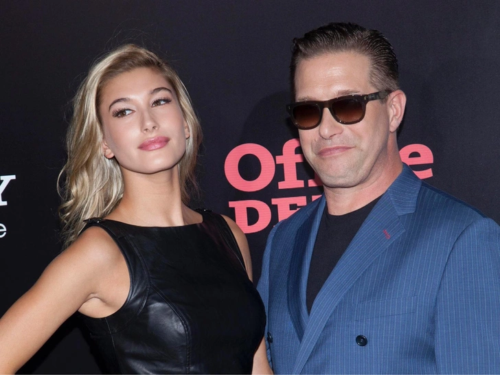 Хейли Роуд Болдуин со своим отцом, актером Стивеном Болдуином, на мировой премьере фильма One Direction «Это мы» в театре Зигфилд в Нью-Йорке, 26 августа 2013 года