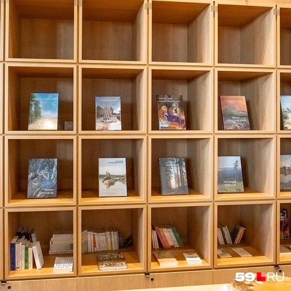 Полки заполнены книгами | Источник: Василина Любимова / 59.RU