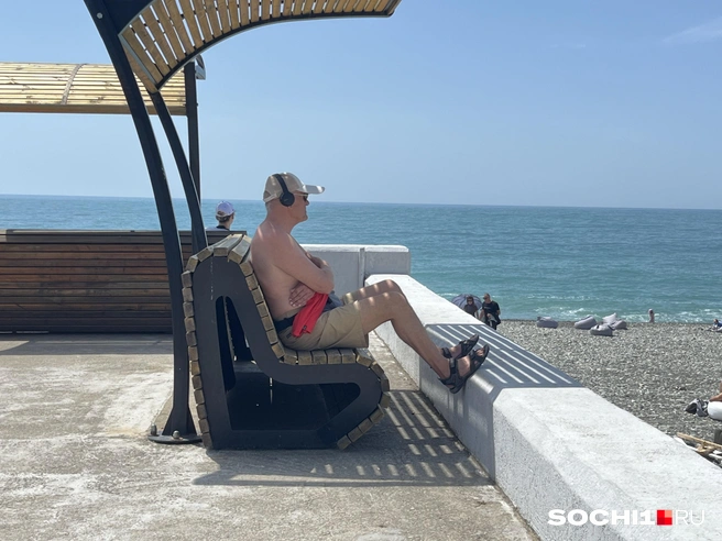 Сидеть, смотреть на море и слушать музыку | Источник: Анна Грицевич / SOCHI1.RU
