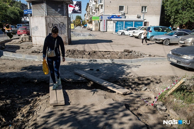 Местные жители уверены, что парковаться теперь все станут у них во дворах | Источник: Александр Ощепков